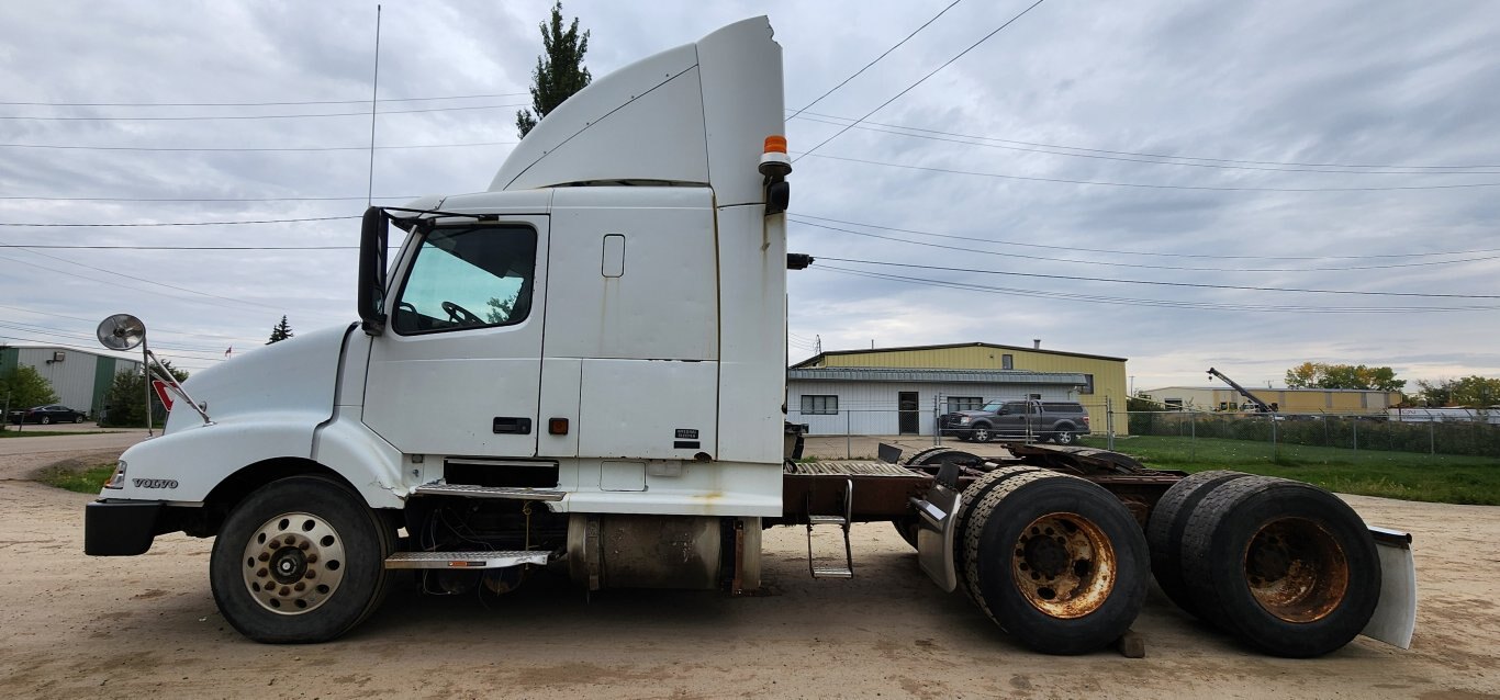 2000 Volvo T/A Sleeper Truck Tractor (Parts)