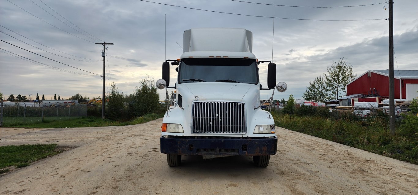 2000 Volvo T/A Sleeper Truck Tractor (Parts)