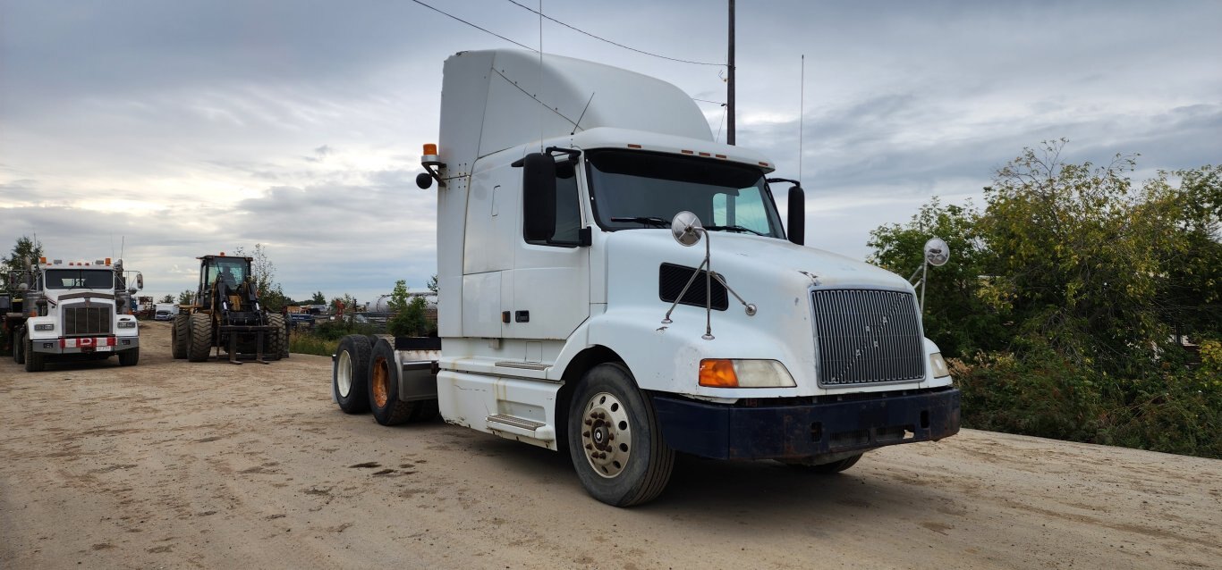 2000 Volvo T/A Sleeper Truck Tractor (Parts)