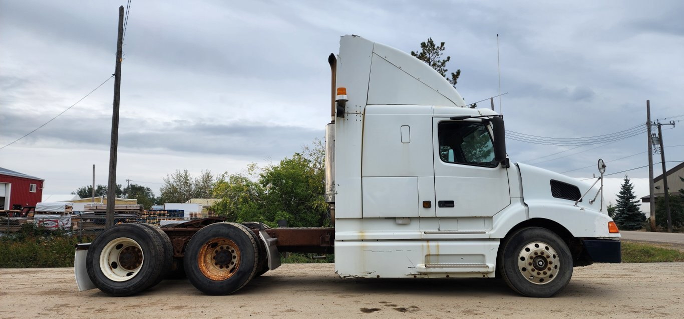 2000 Volvo T/A Sleeper Truck Tractor (Parts)