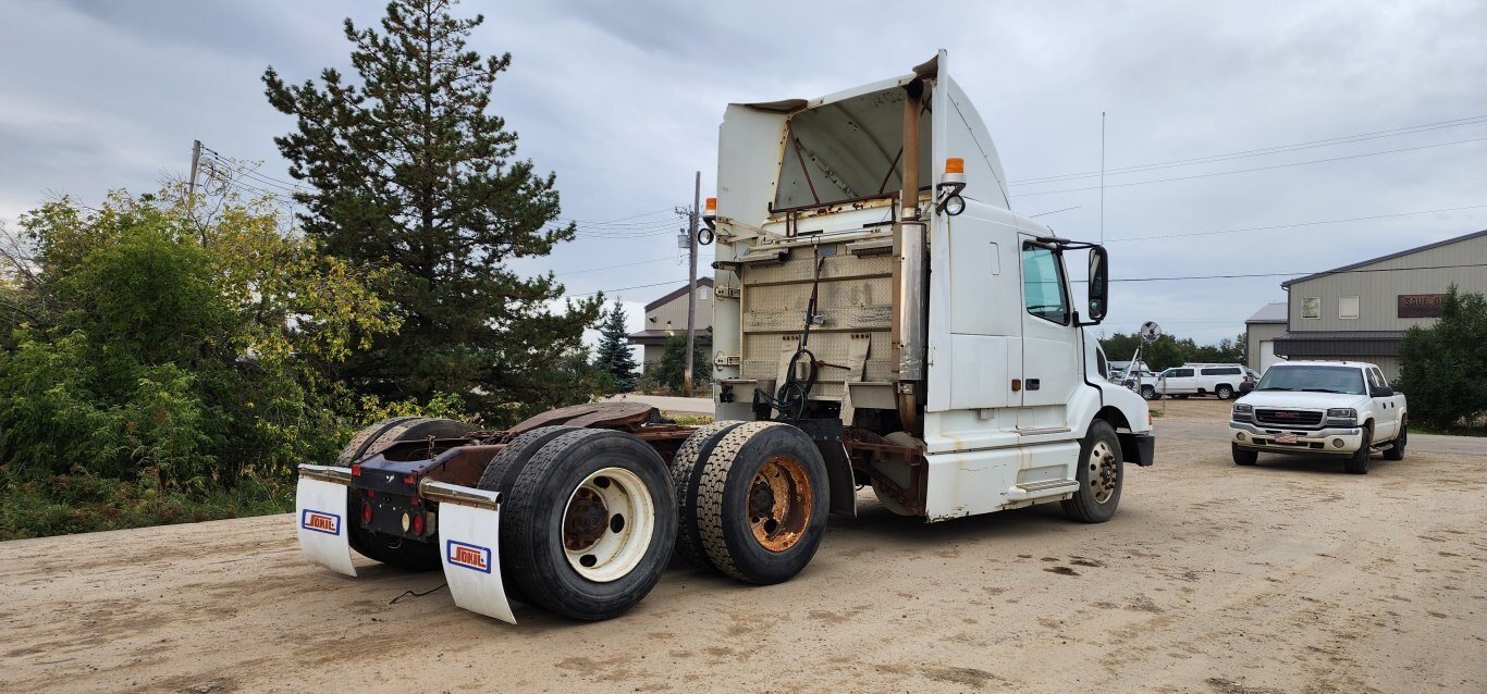 2000 Volvo T/A Sleeper Truck Tractor (Parts)