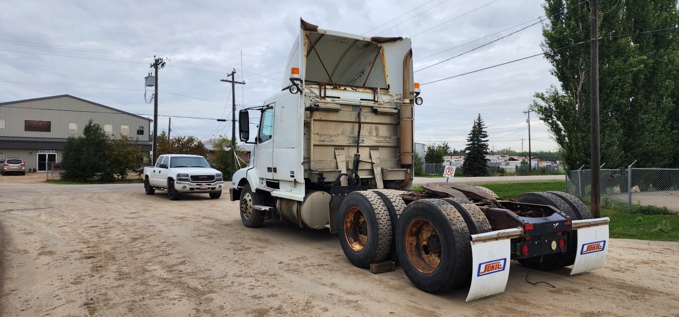 2000 Volvo T/A Sleeper Truck Tractor (Parts)