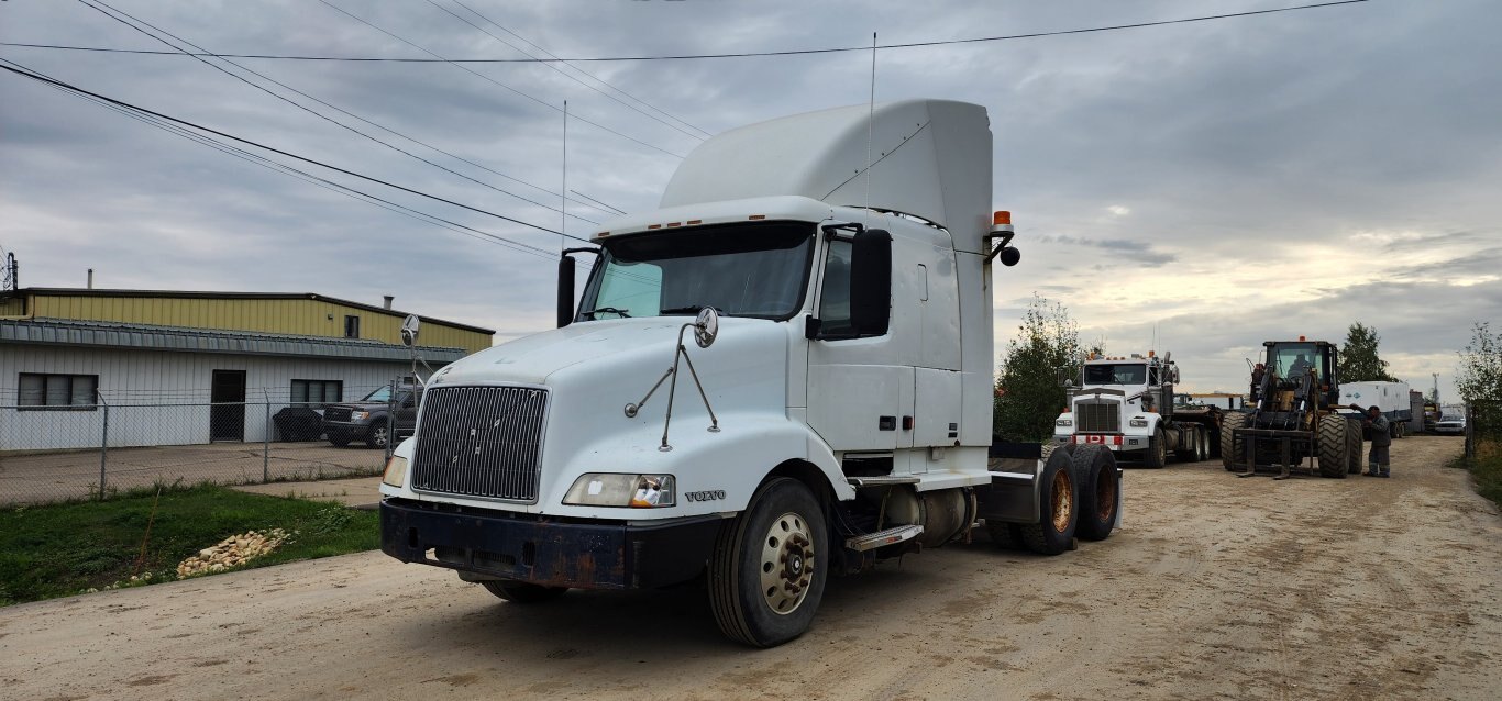 2000 Volvo T/A Sleeper Truck Tractor (Parts)