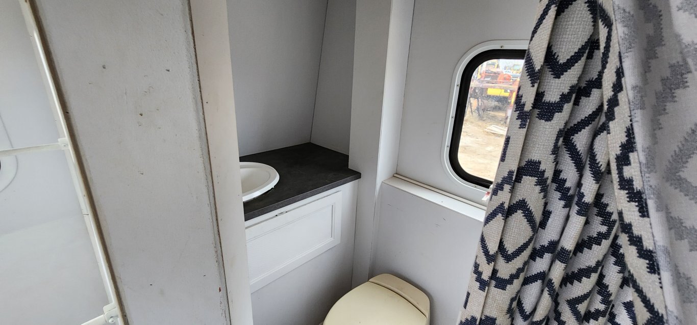 1984 Chevrolet P30 Winnebago Motor Home Office Conversion