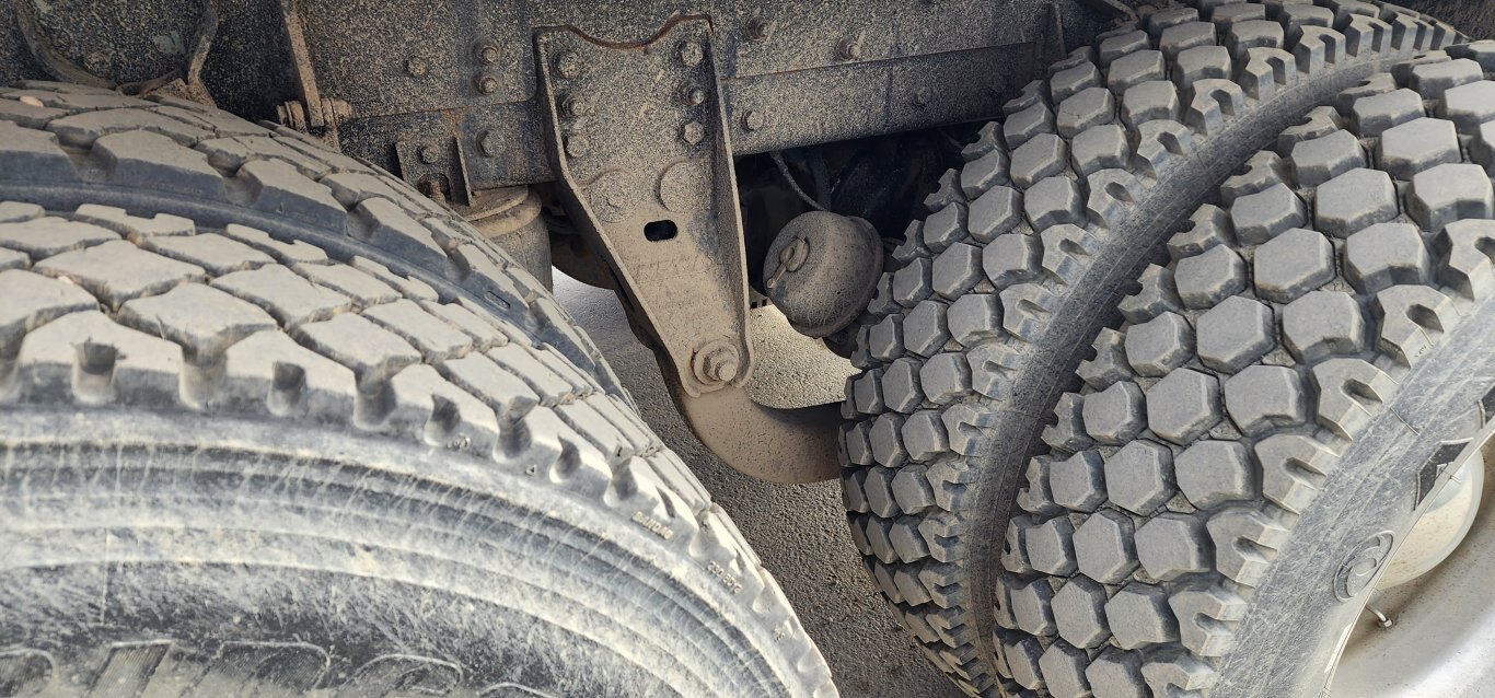 2005 Kenworth T800 Twin Steer Sleeper Boom Truck Tri axle