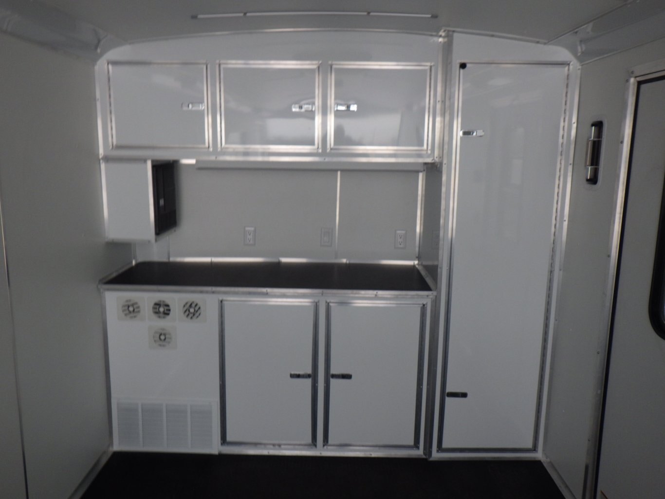 2026 CARGO MATE SILVER CROWN EDITION 8.5 X 24 OFFICE TRAILER #805330