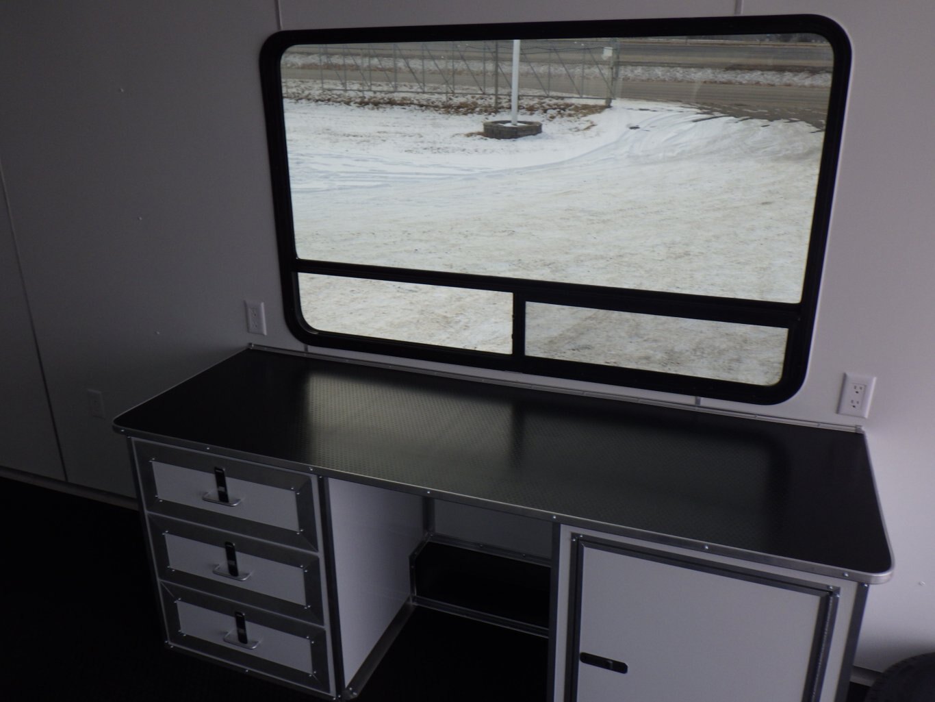 2026 CARGO MATE SILVER CROWN EDITION 8.5 X 24 OFFICE TRAILER #805330