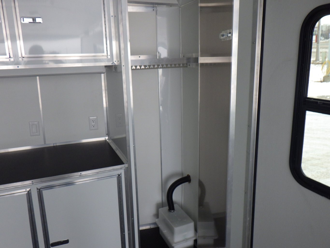 2026 CARGO MATE SILVER CROWN EDITION 8.5 X 24 OFFICE TRAILER #805330