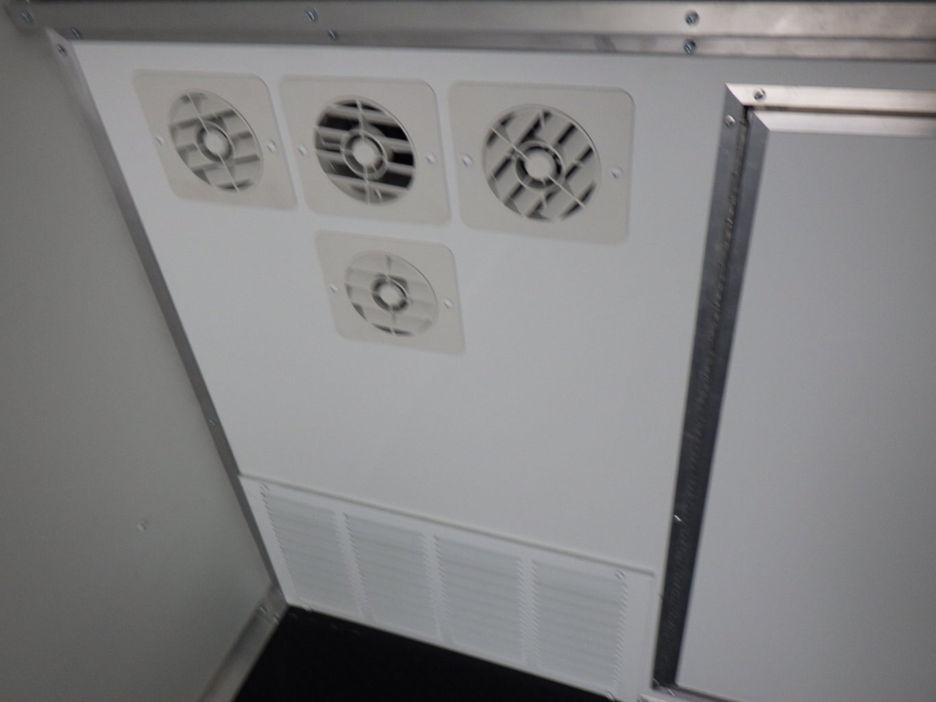 2026 CARGO MATE SILVER CROWN EDITION 8.5 X 24 OFFICE TRAILER #805330