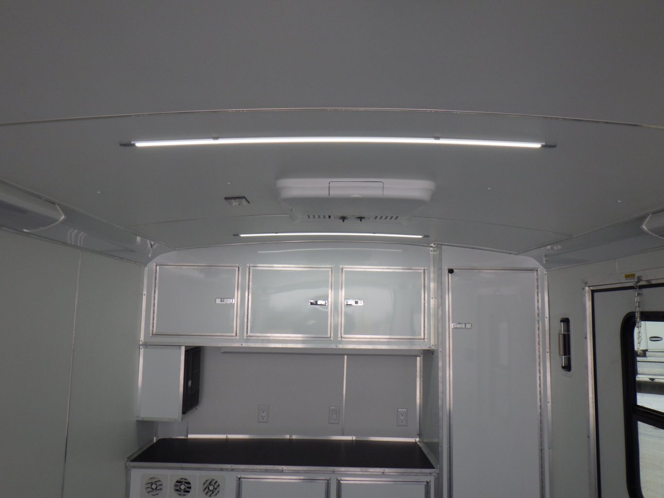 2026 CARGO MATE SILVER CROWN EDITION 8.5 X 24 OFFICE TRAILER #805330