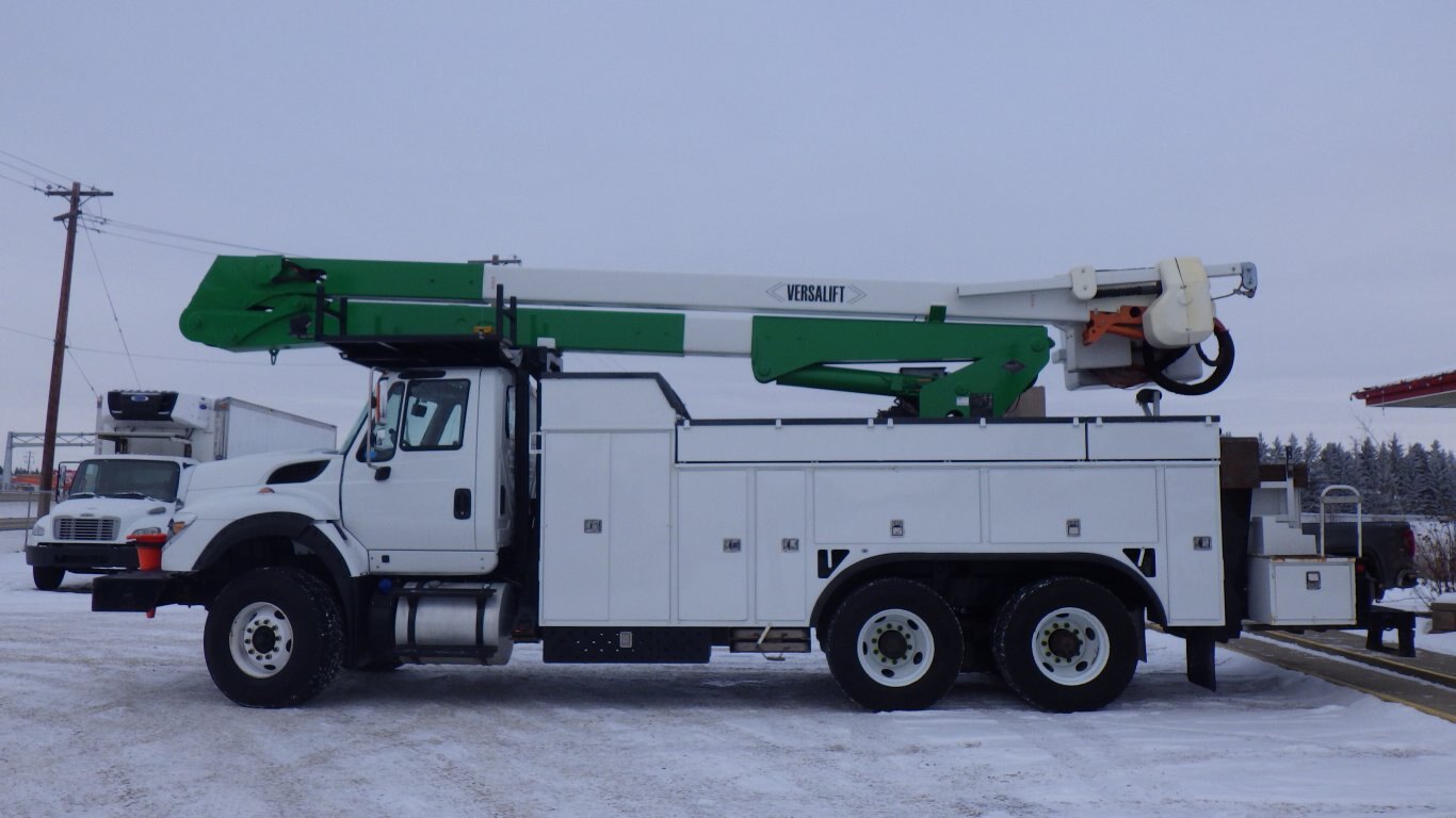 2016 INTERNATIONAL WORKSTAR 7600 WITH VERSALIFT V0460MHI 60 FT UTILITY PLATFORM