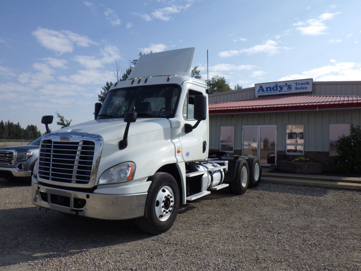 2019 FREIGHTLINER CASCADIA DAY CAB #2586