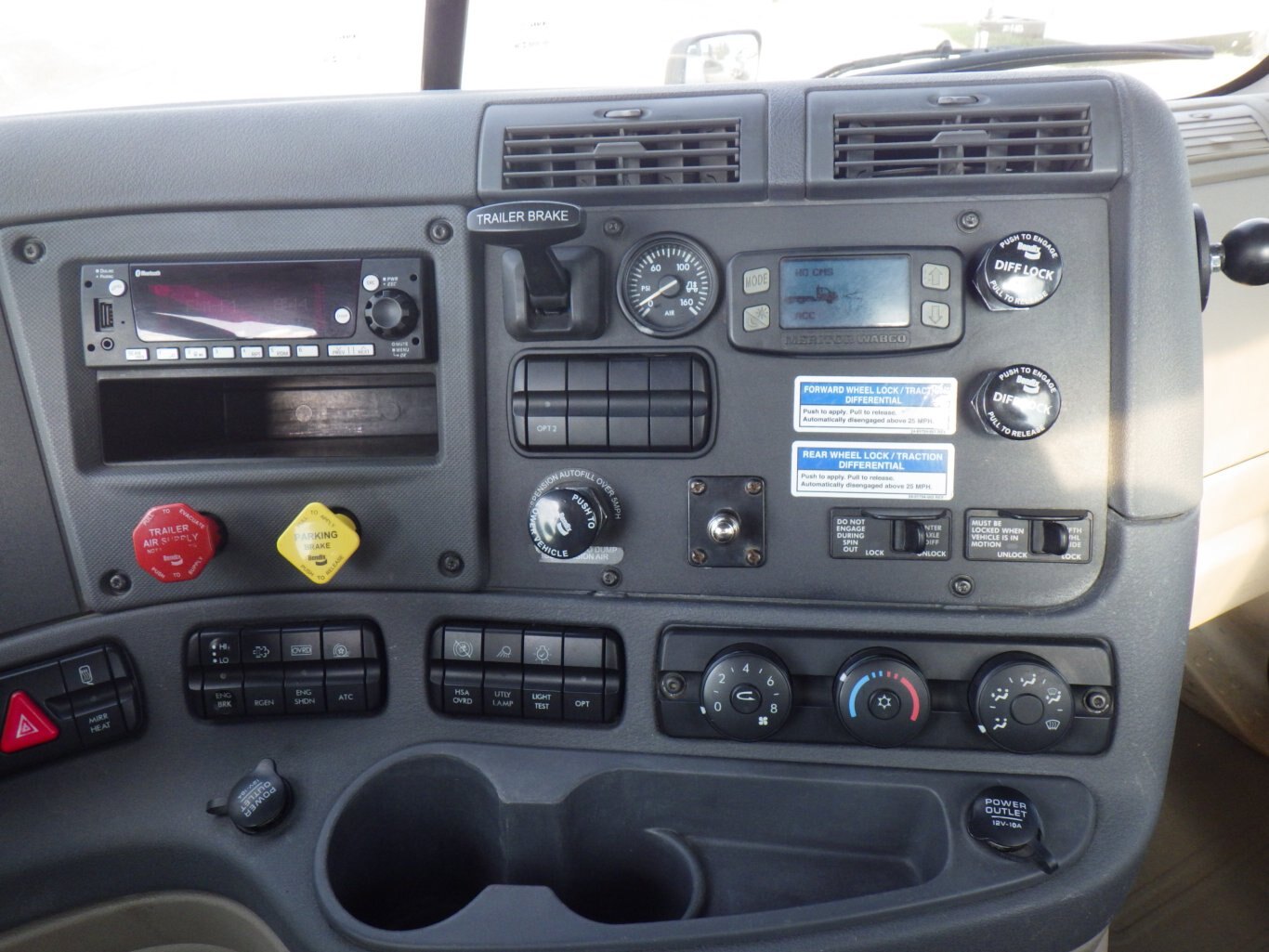 2019 FREIGHTLINER CASCADIA DAY CAB #2586