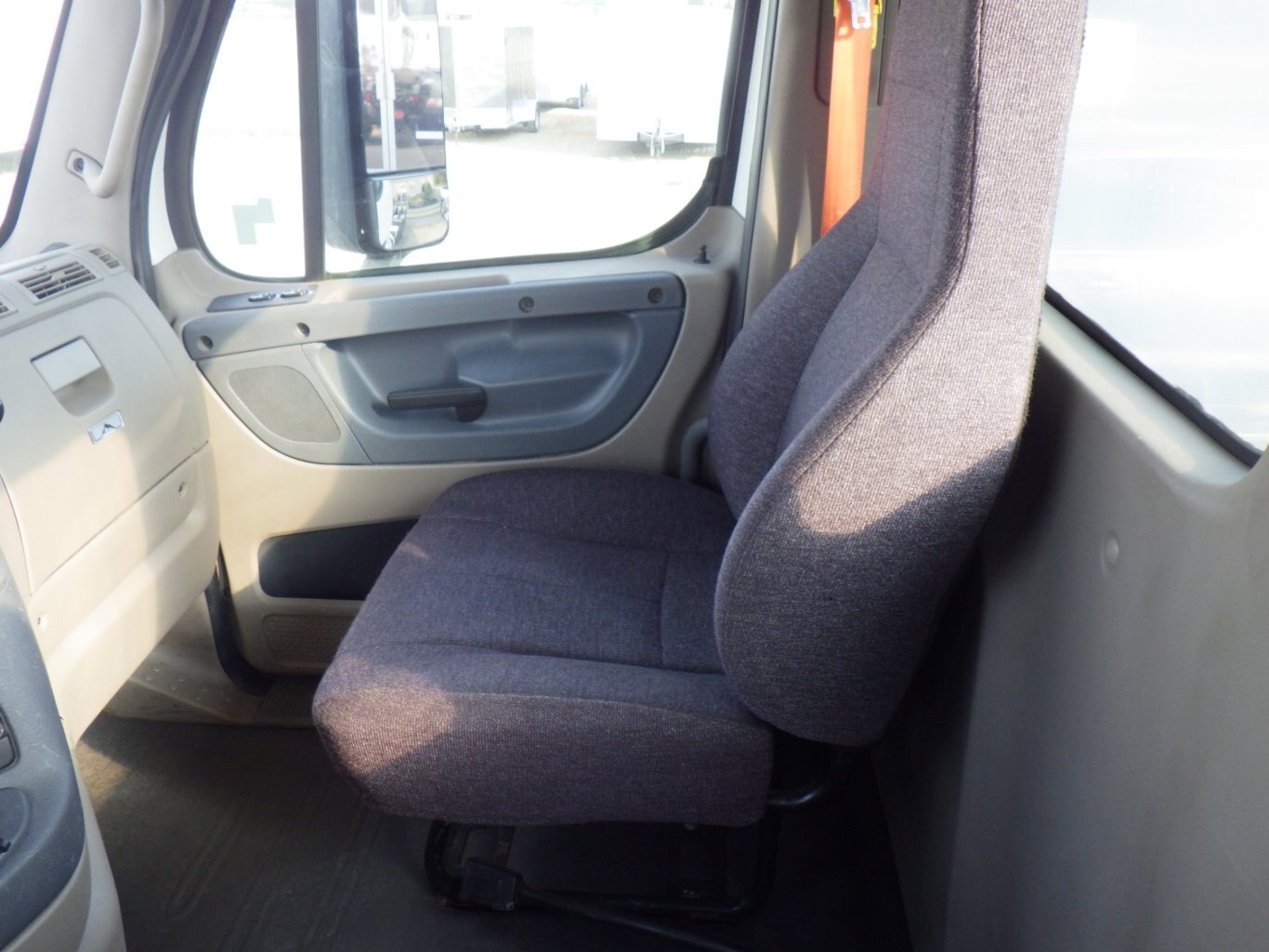2019 FREIGHTLINER CASCADIA DAY CAB #2586
