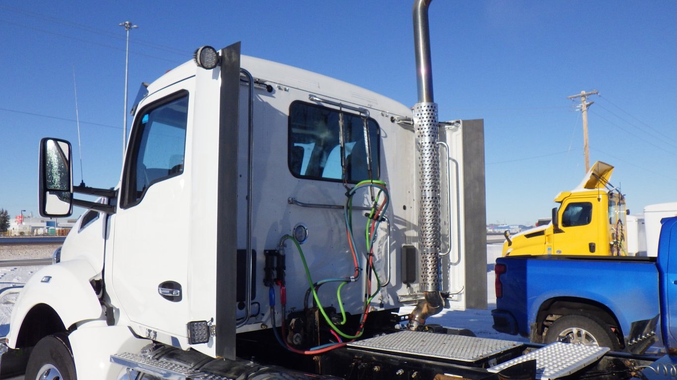 2023 KENWORTH T880 DAY CAB TRACTOR #1985