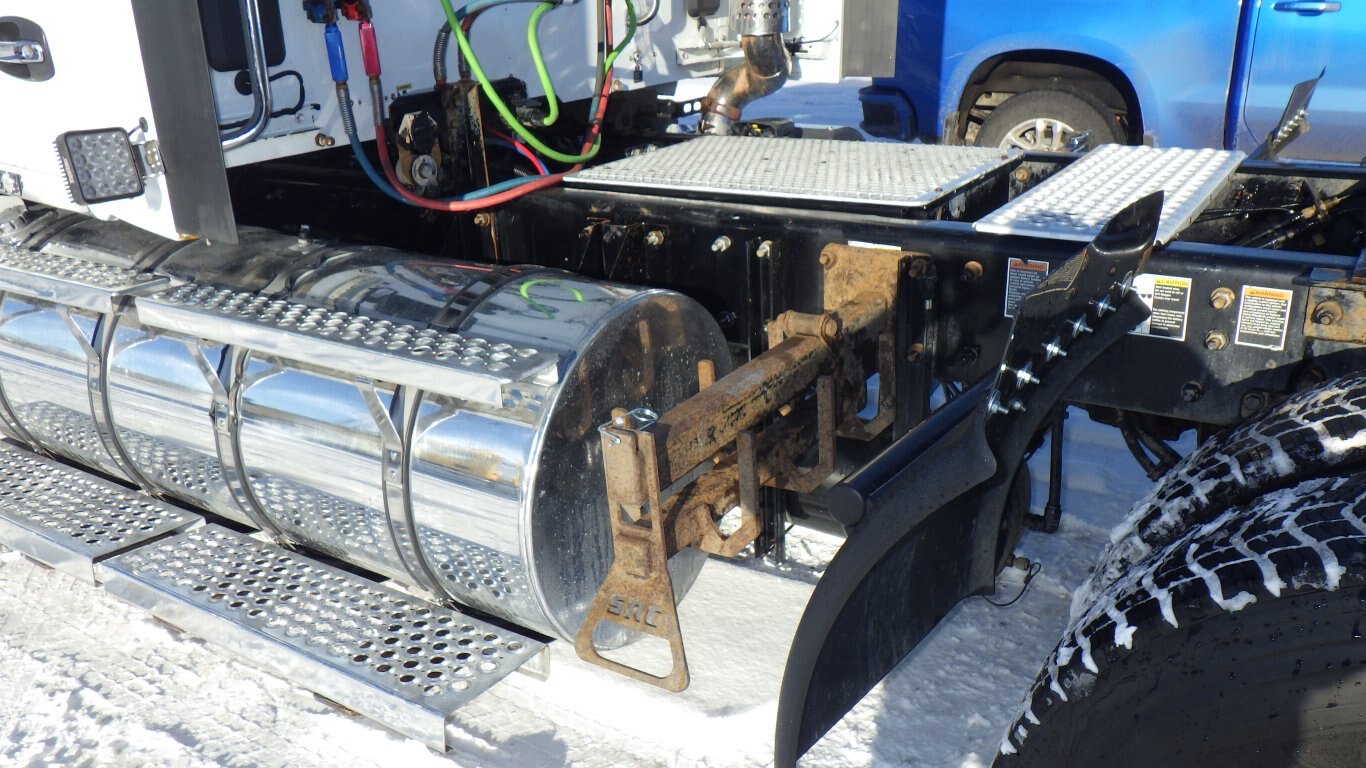 2023 KENWORTH T880 DAY CAB TRACTOR #1985