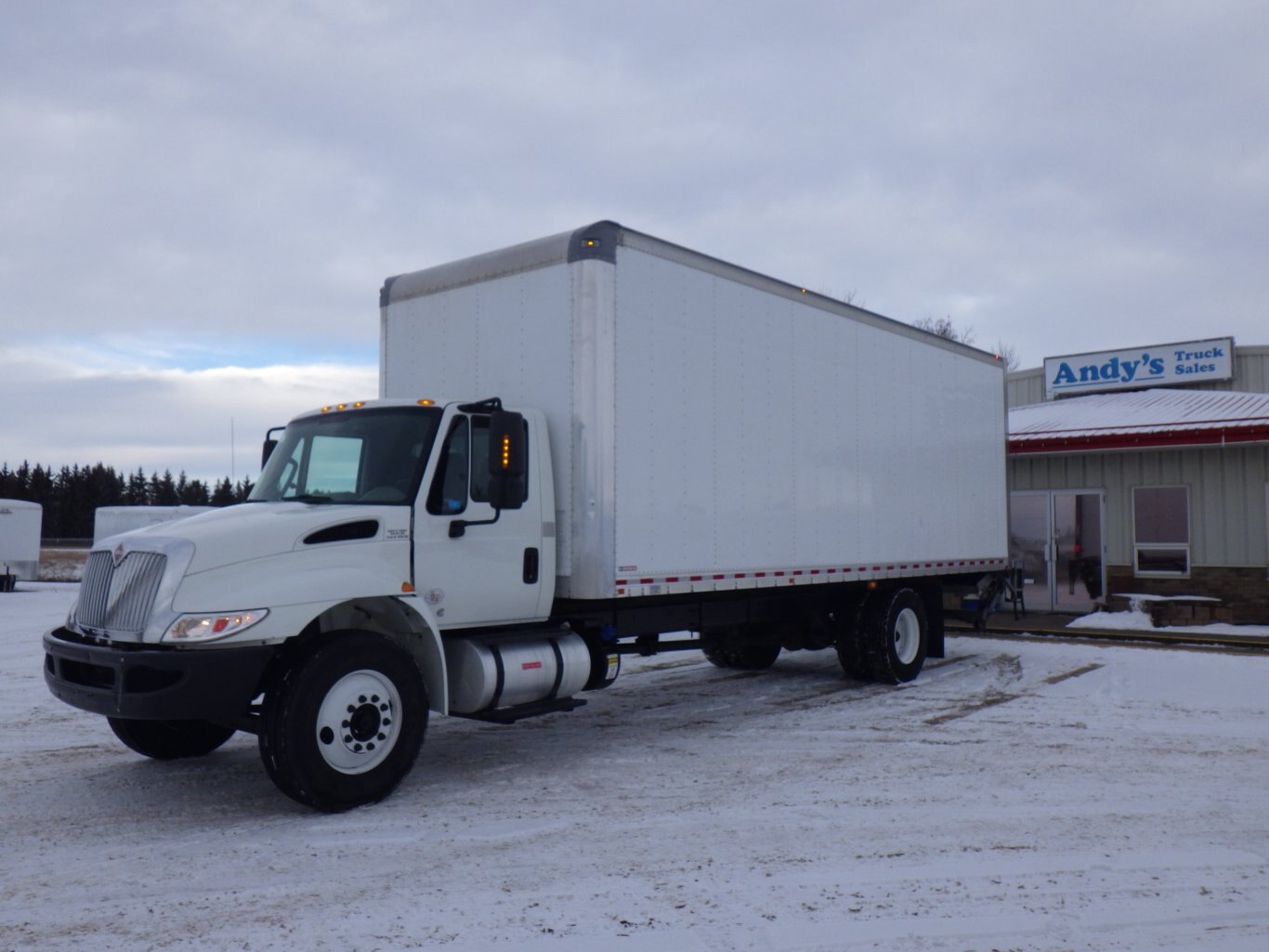 2019 International 4300 w/ 26' Dry Van #6272