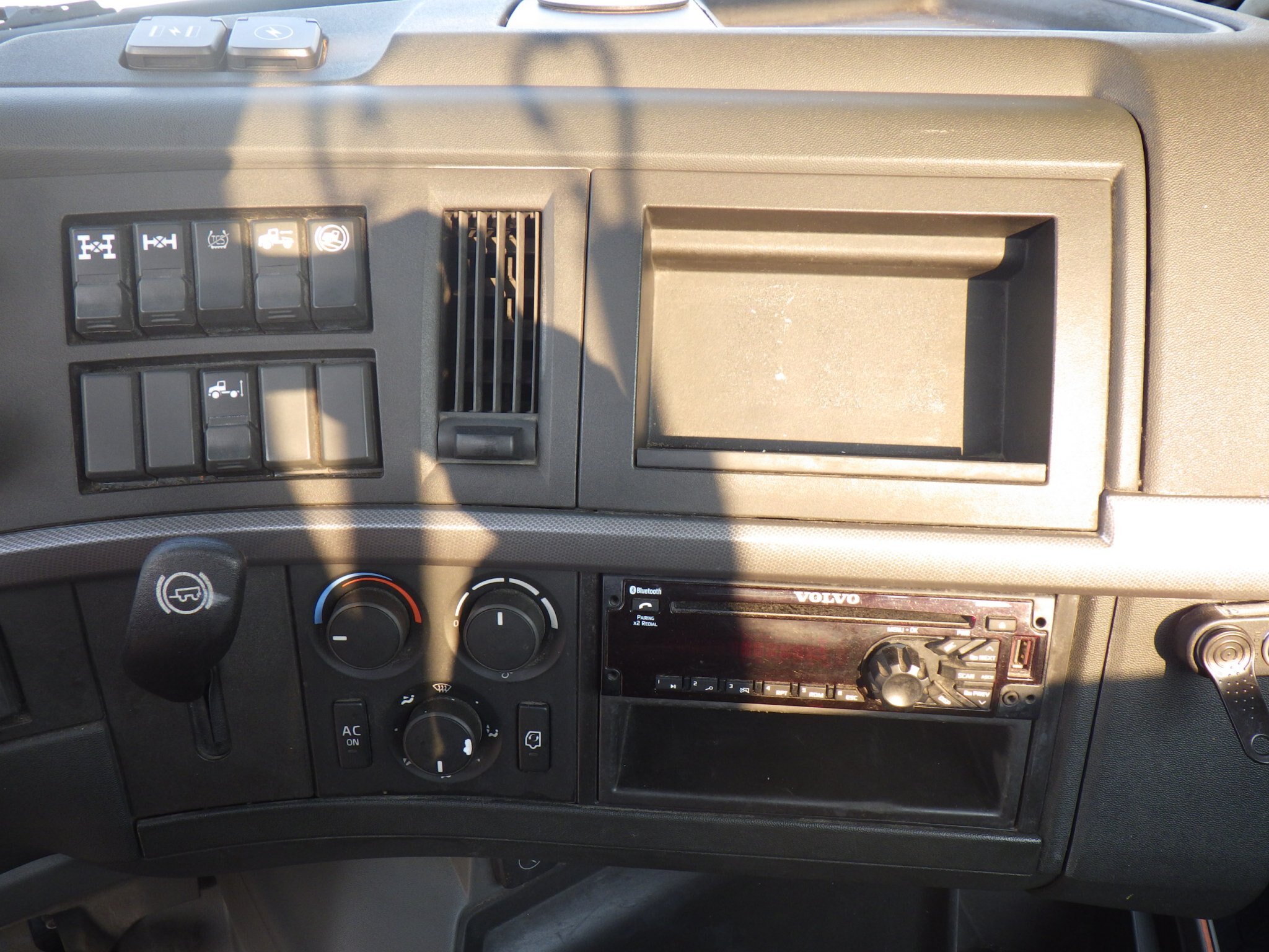 2019 Volvo VNL64300 Day Cab #3440