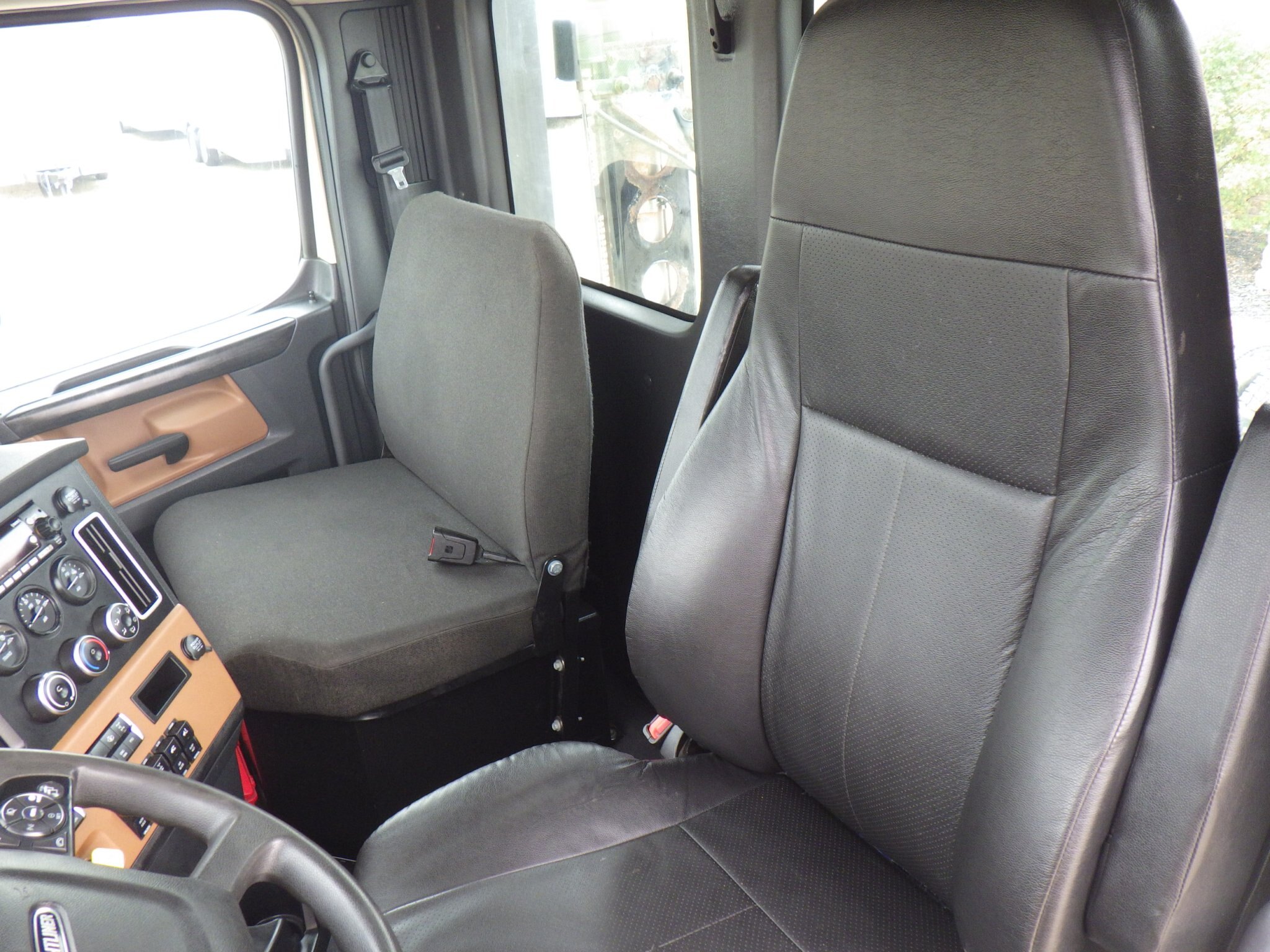 2023 FREIGHTLINER CASCADIA DAY CAB TRACTOR #2688