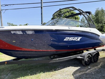2025 Yamaha 252XE Yacht Blue