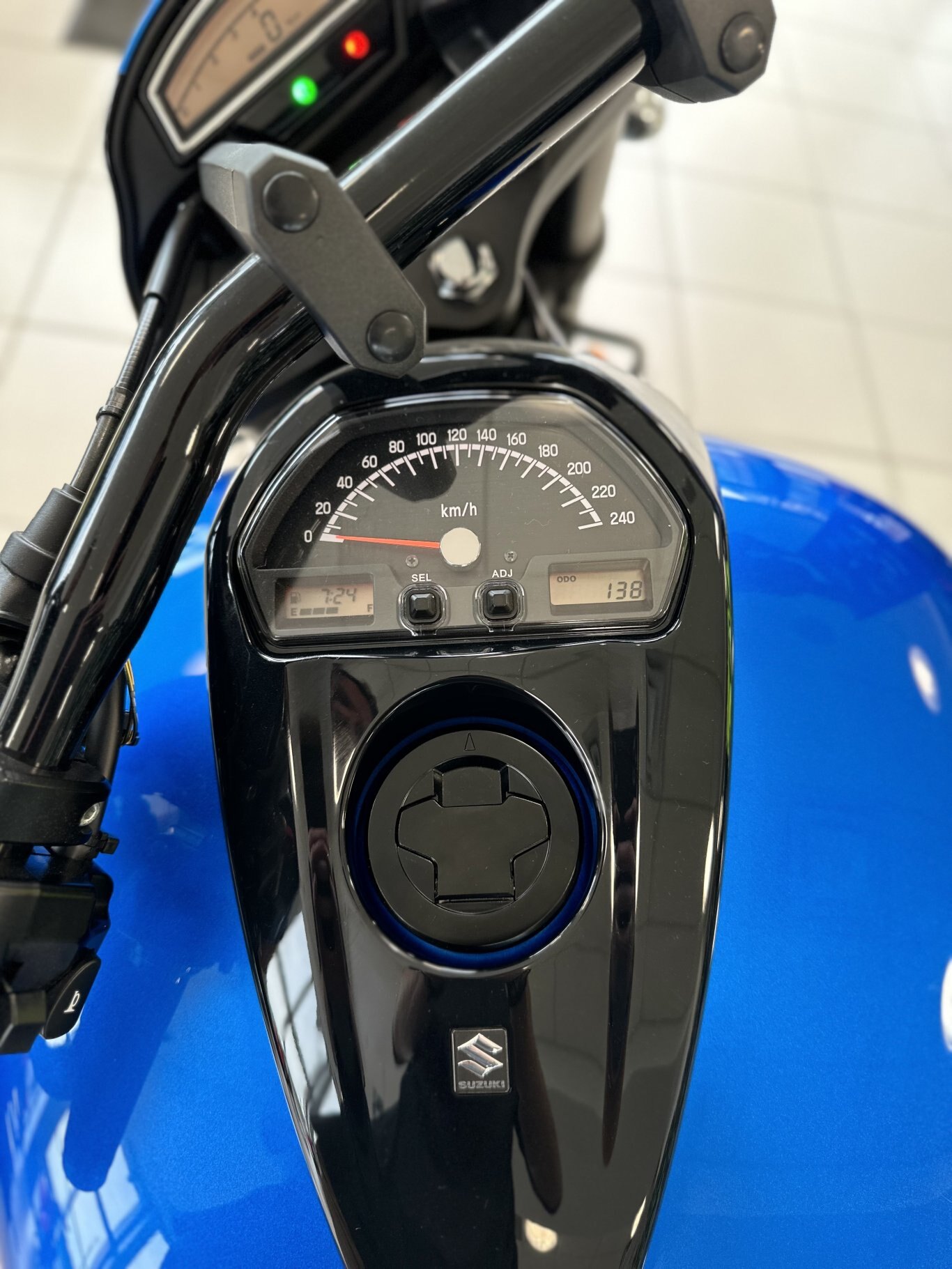 2023 Suzuki Boulevard M109R Metallic Triton Blue / Glass Sparkle Black