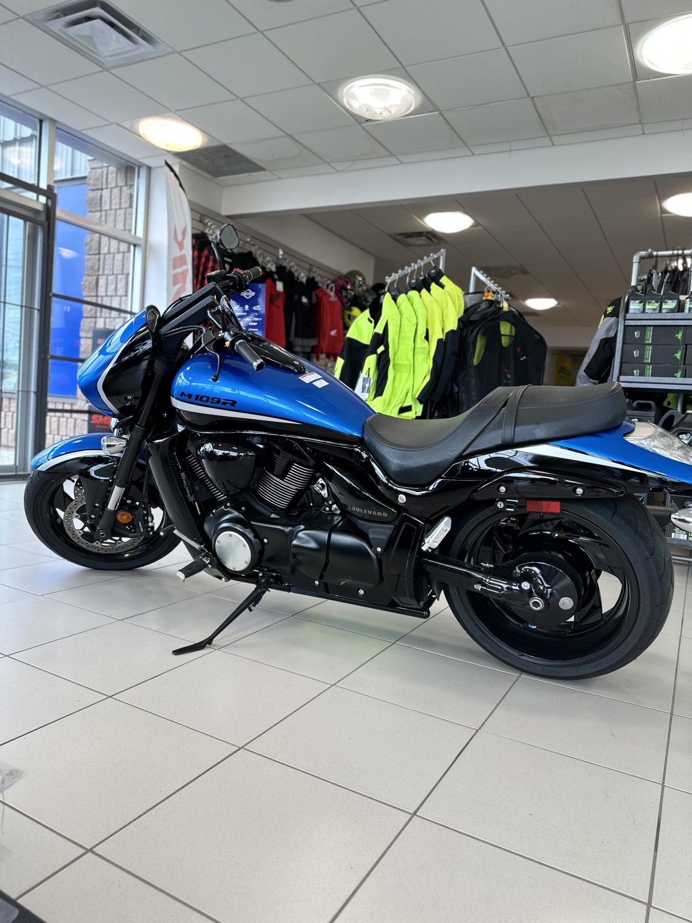 2023 Suzuki Boulevard M109R Metallic Triton Blue / Glass Sparkle Black