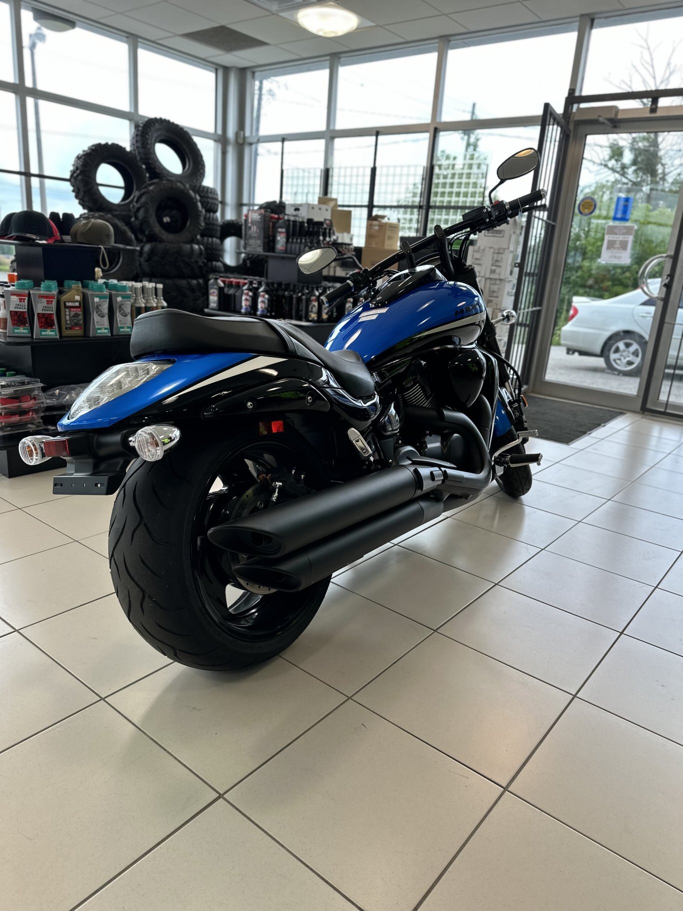 2023 Suzuki Boulevard M109R Metallic Triton Blue / Glass Sparkle Black