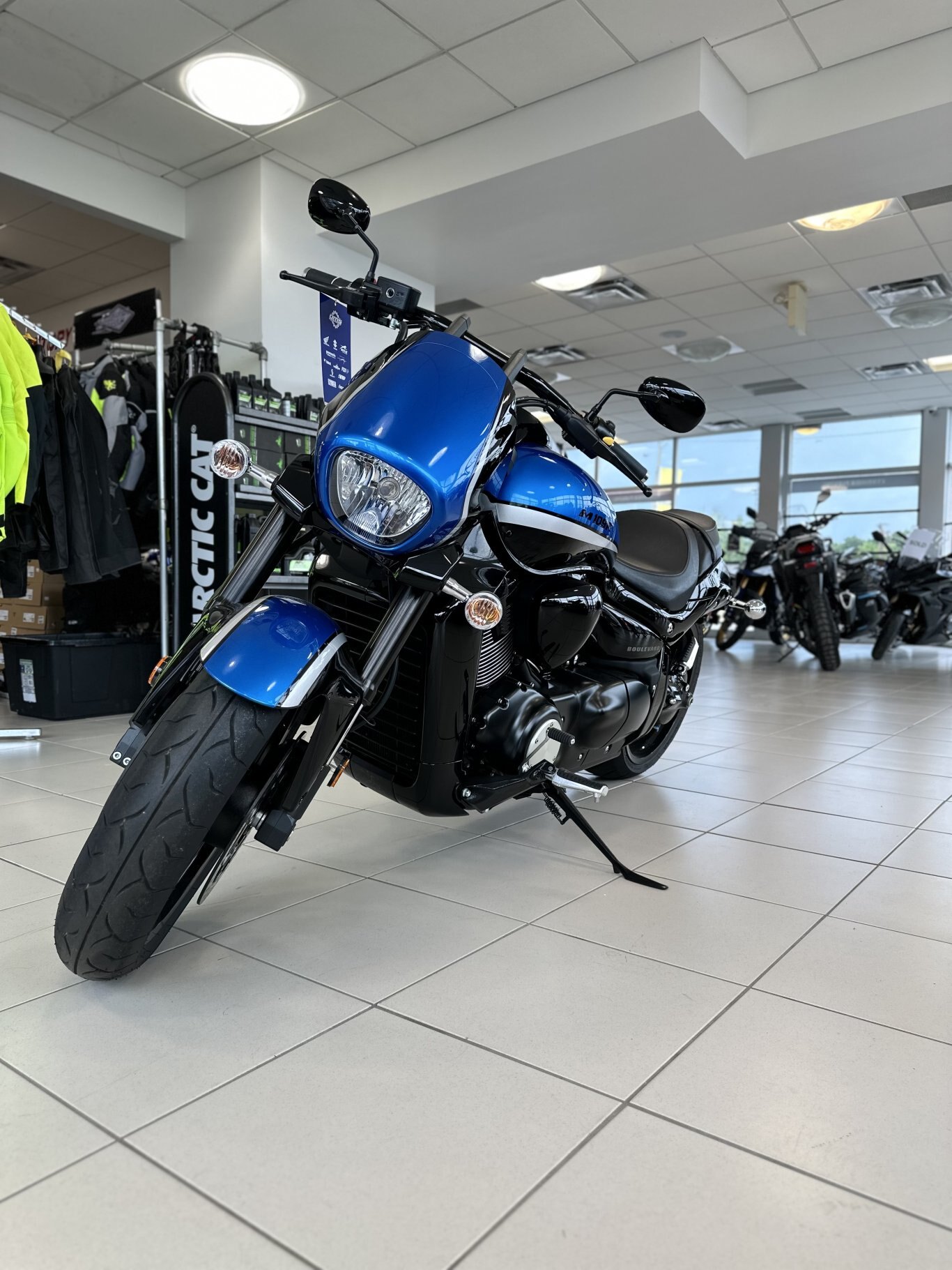 2023 Suzuki Boulevard M109R Metallic Triton Blue / Glass Sparkle Black