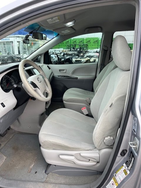 2012 TOYOTA SIENNA FWD / 7 PASSENGER / CRUISE