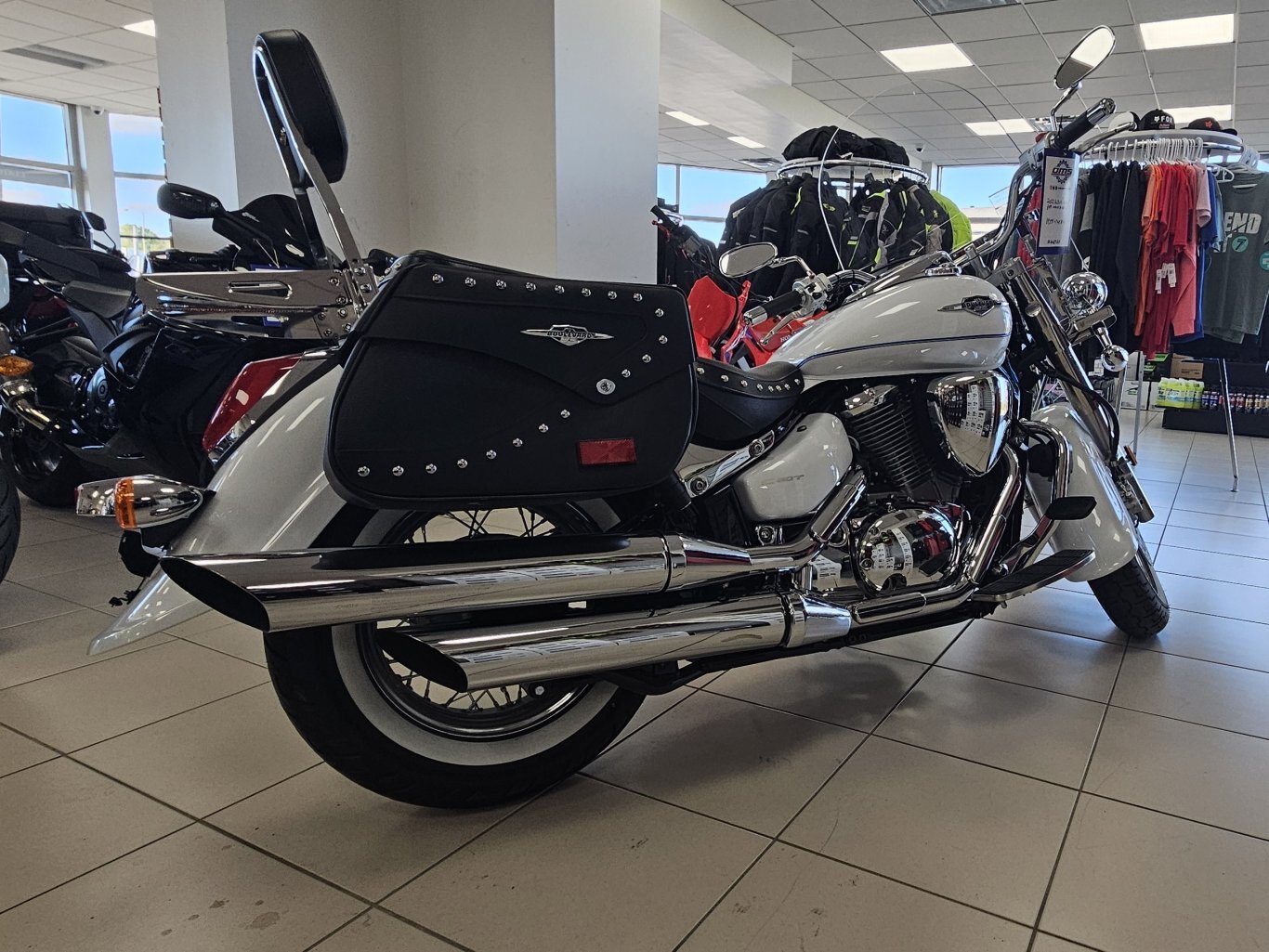 2022 Suzuki Boulevard C50T Pearl Brilliant White