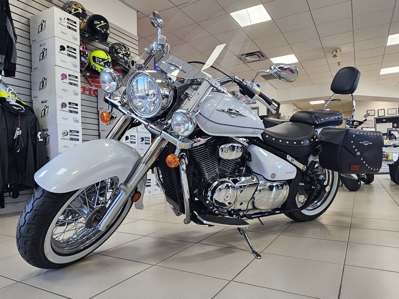 2022 Suzuki Boulevard C50T Pearl Brilliant White