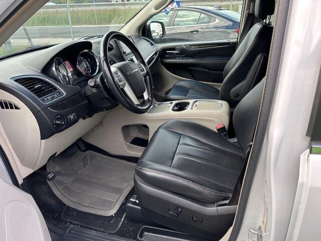 2016 CHRYSLER TOWN & COUNTRY TOURING L / $246.82 BIWEEKLY INCLUDING TAX / LEATHER / POWER SLIDING DOORS