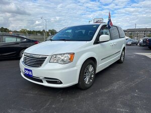 2016 CHRYSLER TOWN & COUNTRY TOURING / $246.82 B/W TAX IN / LOW KMS / POWER SLIDING DOORS