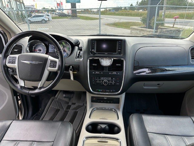 2016 CHRYSLER TOWN & COUNTRY TOURING L / $246.82 BIWEEKLY INCLUDING TAX / LEATHER / POWER SLIDING DOORS