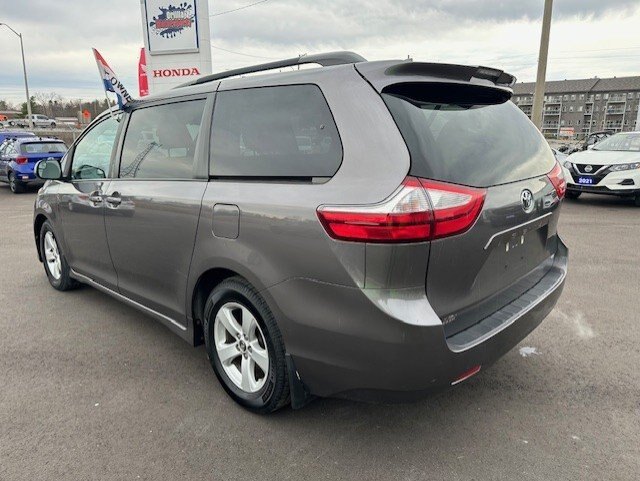 2018 TOYOTA SIENNA LE FWD / $269.85 BIWEEKLY INCLUDING TAX / 8 PASSENGER / HEATED FRONT SEATS