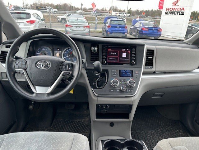 2018 TOYOTA SIENNA LE FWD / $269.85 BIWEEKLY INCLUDING TAX / 8 PASSENGER / HEATED FRONT SEATS