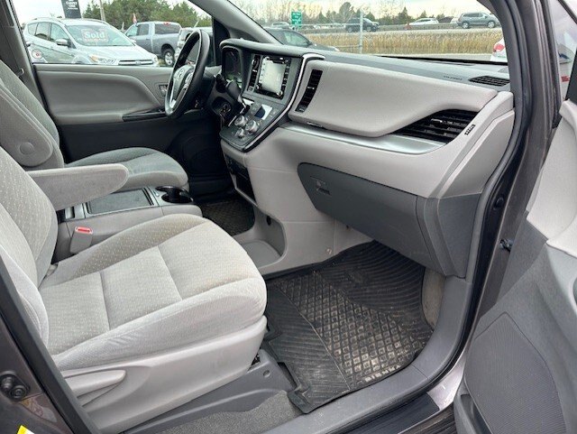 2018 TOYOTA SIENNA LE FWD / $269.85 BIWEEKLY INCLUDING TAX / 8 PASSENGER / HEATED FRONT SEATS