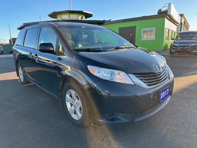 2017 TOYOTA SIENNA LE FWD / 8 PASSENGER / CARFAX CLEAN / HEATED FRONT SEATS / BLUETOOTH