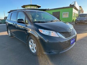 2017 TOYOTA SIENNA LE FWD / 8-PASSENGER / CARFAX CLEAN / HEATED FRONT SEATS / BLUETOOTH