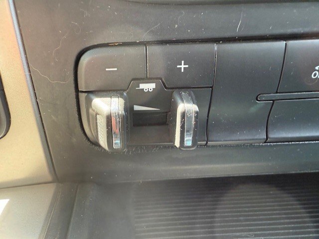 2015 RAM 1500 SLT 4WD / CERTIFIED / LOW KMS / CARFAX CLEAN / TRAILER BRAKE CONTROL / 5 PASSENGER