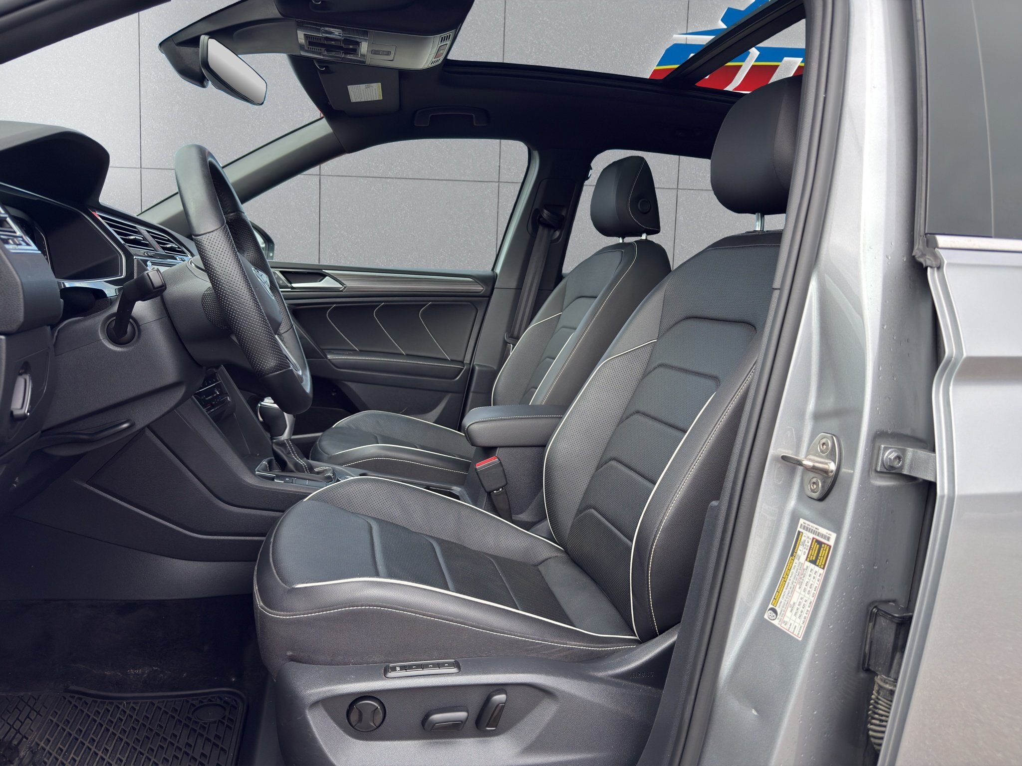 2022 VOLKSWAGEN TIGUAN HIGHLINE R LINE / $240.35 BIWEEKLY INCLUDING TAX / PANORAMIC SUNROOF / REMOTE START / DIGITAL DASH