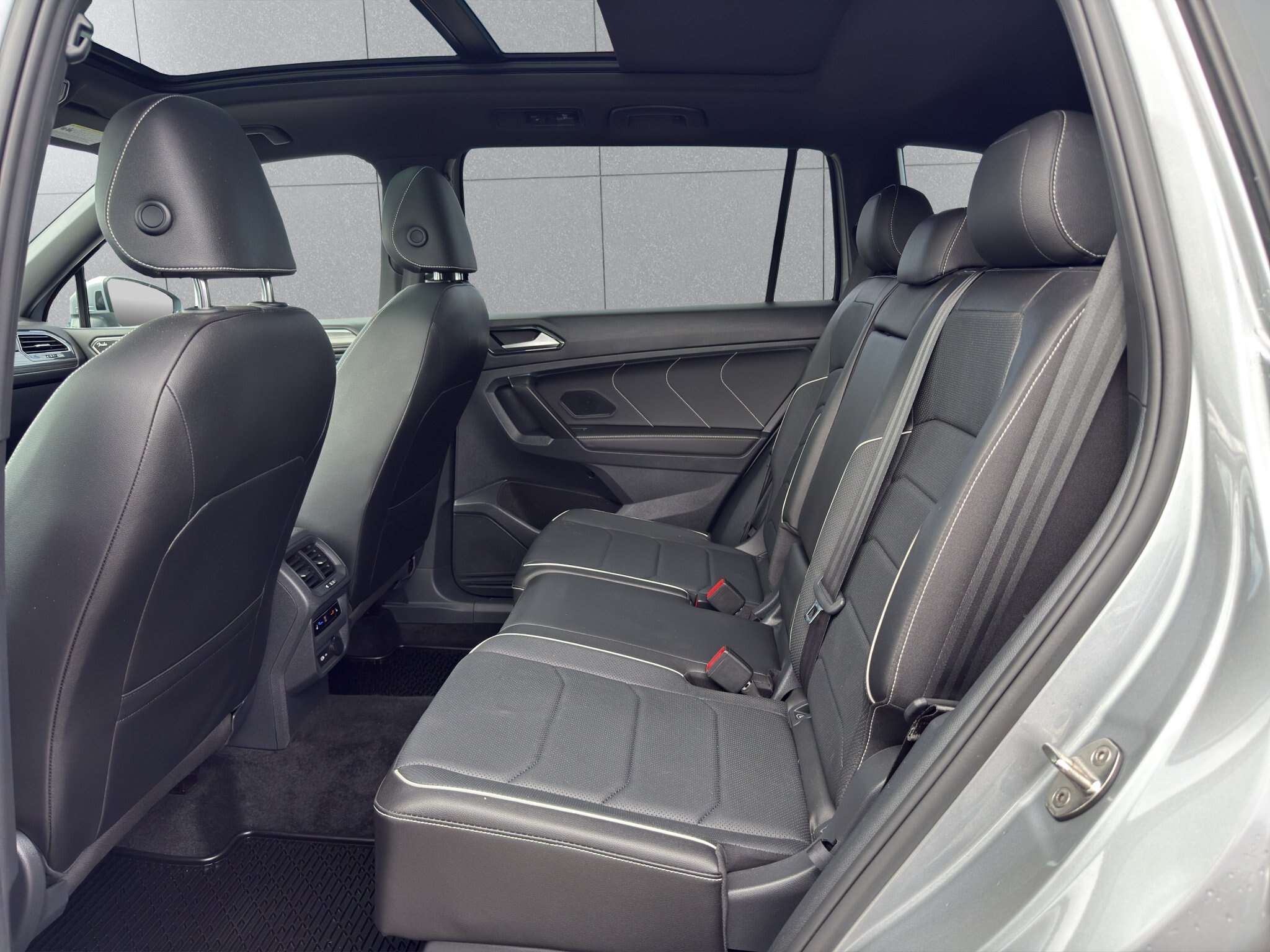 2022 VOLKSWAGEN TIGUAN HIGHLINE R LINE / $240.35 BIWEEKLY INCLUDING TAX / PANORAMIC SUNROOF / REMOTE START / DIGITAL DASH