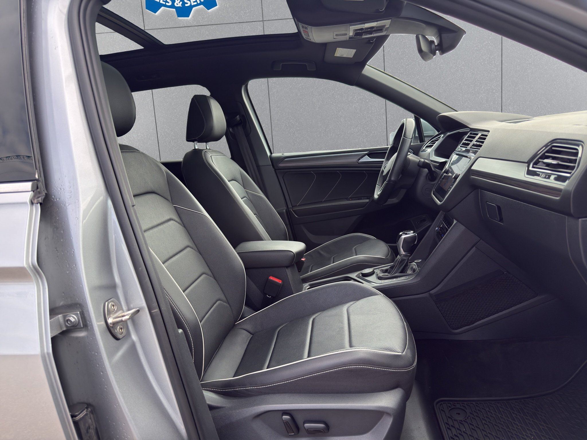 2022 VOLKSWAGEN TIGUAN HIGHLINE R LINE / $240.35 BIWEEKLY INCLUDING TAX / PANORAMIC SUNROOF / REMOTE START / DIGITAL DASH