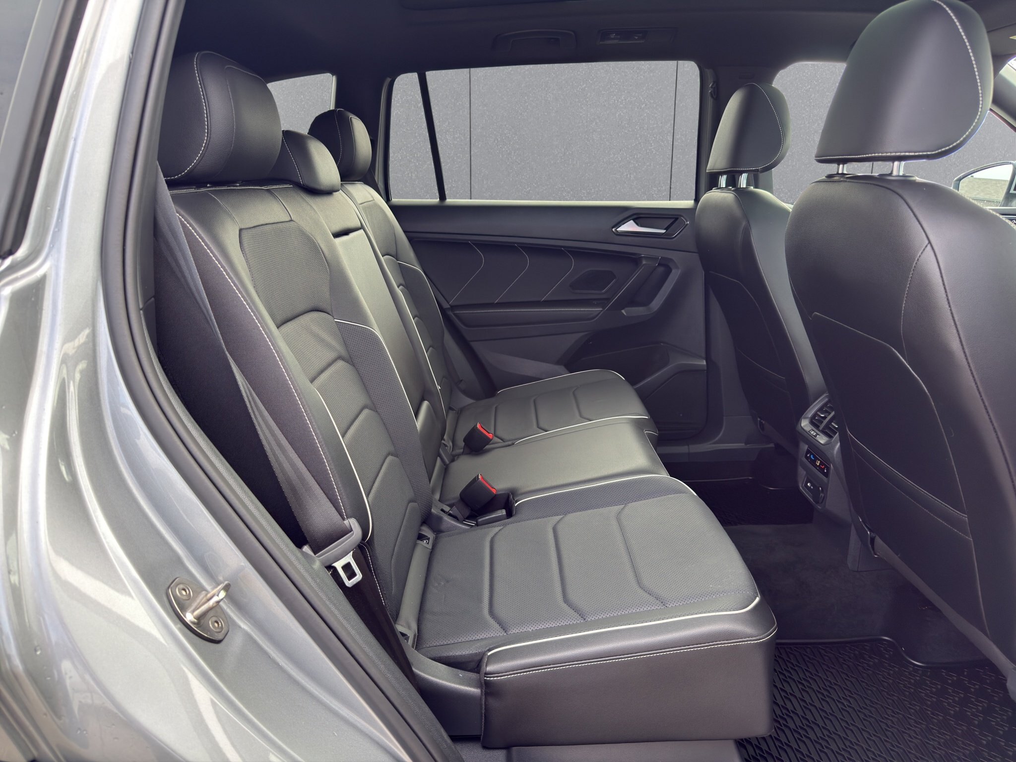 2022 VOLKSWAGEN TIGUAN HIGHLINE R LINE / $240.35 BIWEEKLY INCLUDING TAX / PANORAMIC SUNROOF / REMOTE START / DIGITAL DASH