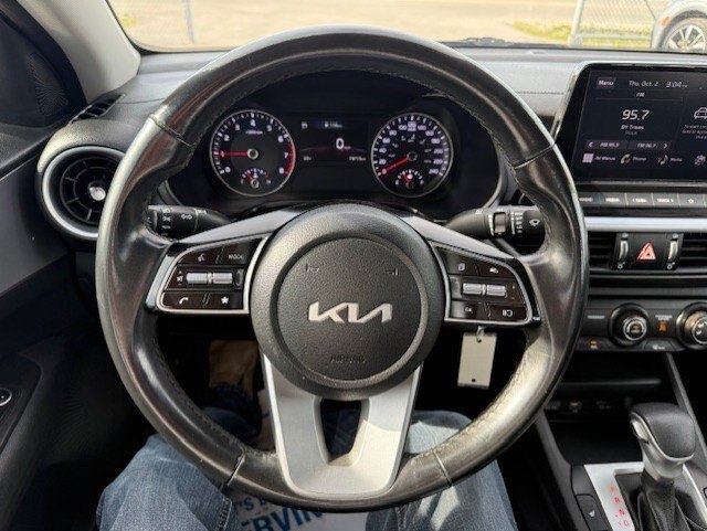 2022 KIA FORTE LX / $169.97 BIWEEKLY INCLUDING TAX / APPLE CARPLAY / LEATHER / CARFAX CLEAN