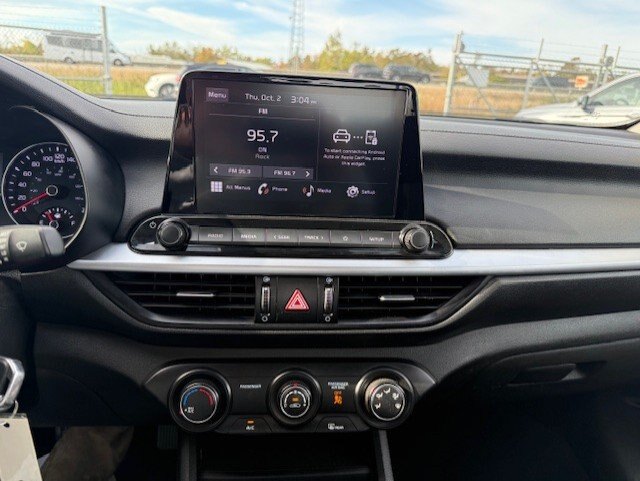 2022 KIA FORTE LX / $169.97 BIWEEKLY INCLUDING TAX / APPLE CARPLAY / LEATHER / CARFAX CLEAN