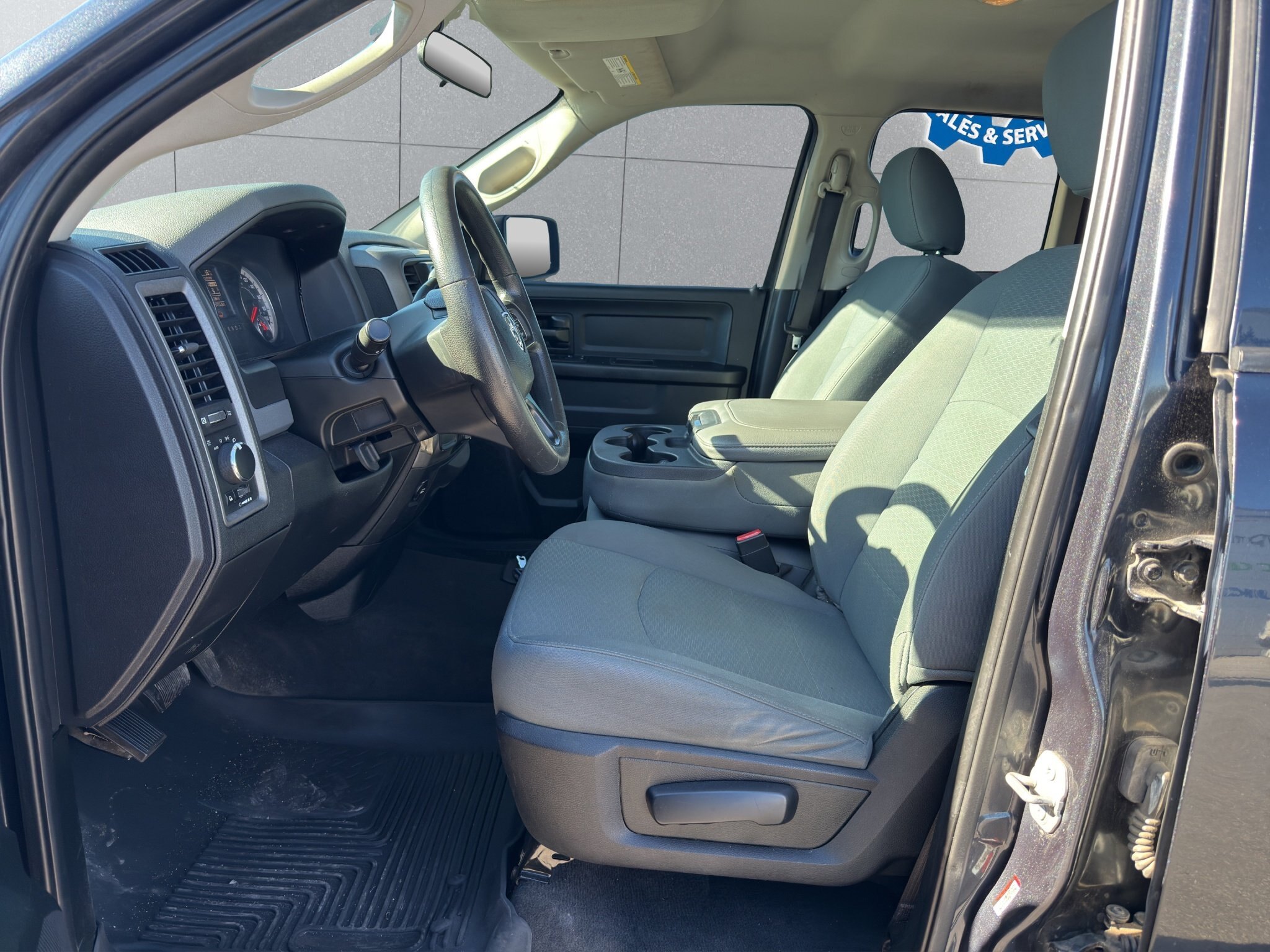 2018 RAM 1500 SXT QUAD CAB / $238.69 BIWEEKLY INCLUDING TAX / 6 PASSENGER / TRAILER BRAKE CONTROL