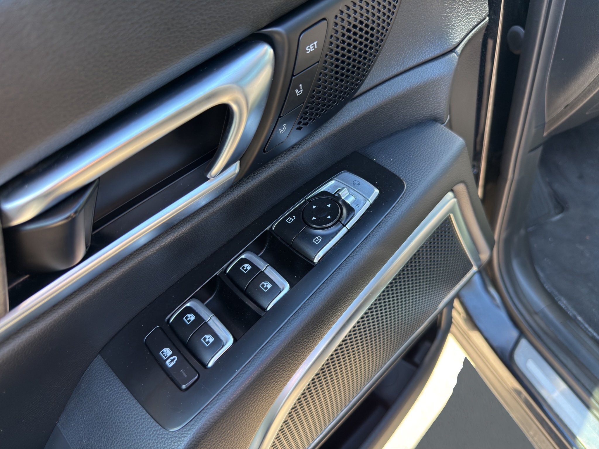 2021 KIA TELLURIDE SX / $321.80 BIWEEKLY INCLUDING TAX / 2ND ROW CAPTAIN CHAIRS / 7 PASSENGER / HEADS UP DISPLAY