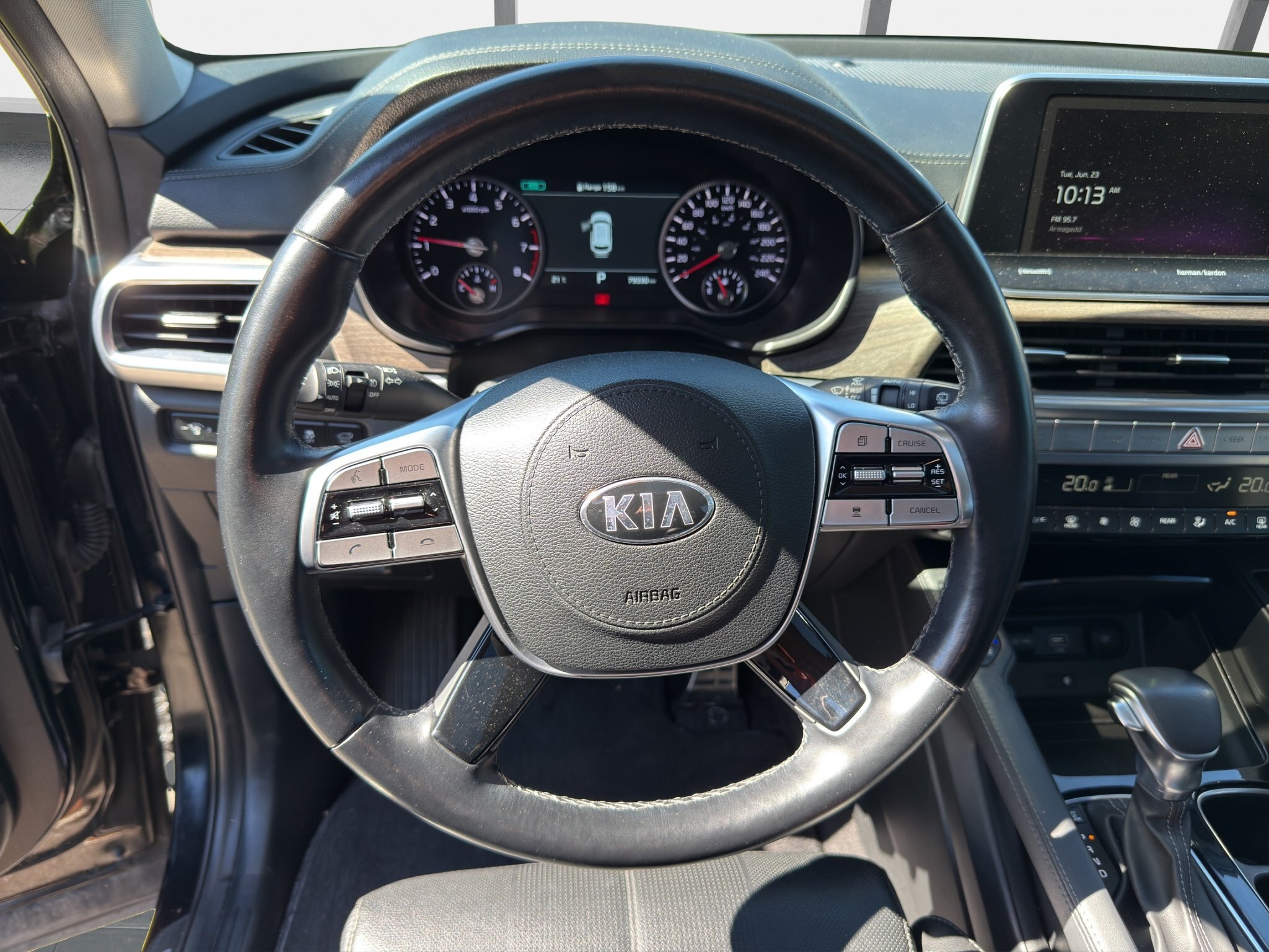 2021 KIA TELLURIDE SX / $321.80 BIWEEKLY INCLUDING TAX / 2ND ROW CAPTAIN CHAIRS / 7 PASSENGER / HEADS UP DISPLAY