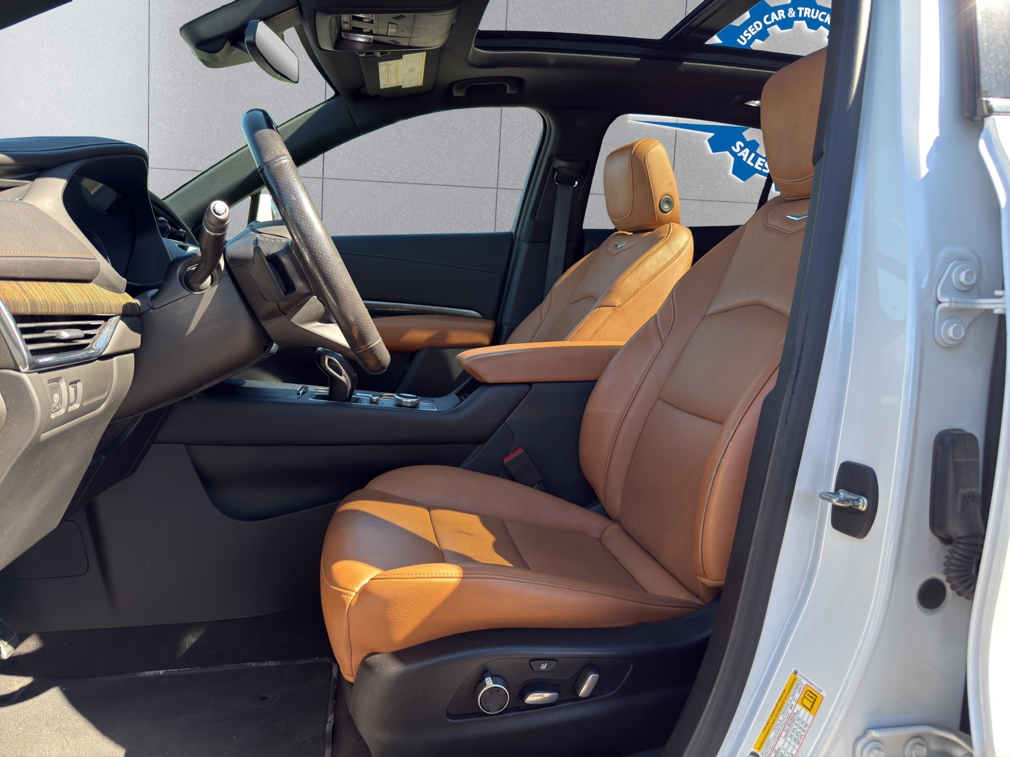 2019 CADILLAC XT4 AWD SPORT / $261.22 BIWEEKLY INCLUDING TAX / PANORAMIC SUNROOF / HEATED FRONT AND REAR SEATS